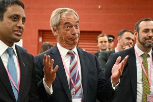 675-5000-nigel-farage-centro-lider-del-partido-WIS7ZG4VPFFGXD6XE3JYYAWAAM.JPG