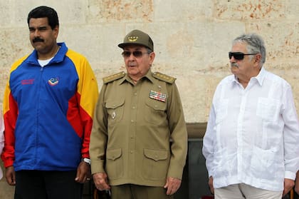 Con Nicolás Maduro y Raúl Castro en la ceremonia en la tumba de José Martí en el cementerio de Santa Efigenia, Cuba, el 26 de julio de 2013, como parte de las celebraciones del 60º aniversario del asalto al cuartel Moncada