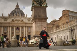 el-cardenal-francis-leo-se-dirige-este-lunes-a-UVVL5EQJ25ACVKR3R53XW4BI4Y.JPG