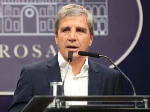el-ministro-de-economia-luis-caputo-adelanto-JYIVBTQKLZHSJCD27CABRJ22VA.jpg