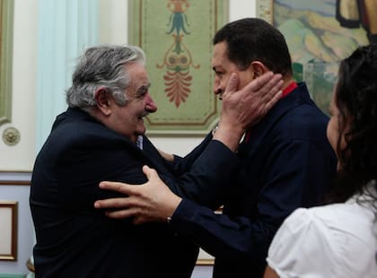 El saludo con el entonces presidente venezolano, Hugo Chávez, en el Palacio de Miraflores de Caracas, el 5 de julio de 2011