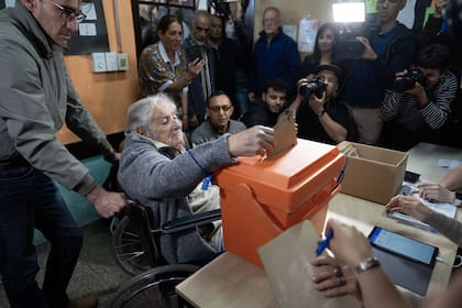 Emitiendo su voto durante las elecciones nacionales 2024 en la Escuela Número 149 en Montevideo, el 27 de octubre de 2024