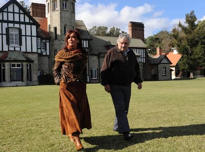 En 2010, la entonces presidenta Cristina Kirchner se reunió con su par José "Pepe" Mujica, en el jardín de la residencia presidencial de campo de Anchorena, en el departamento de Colonia, para dialogar sobre el conflicto bilateral por la pastera UPM, ex Botnia, el 2 de junio de 2010