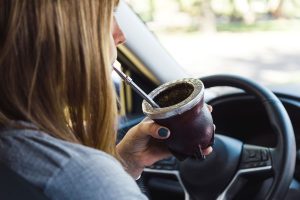 hay-riesgos-por-tomar-mate-en-el-auto-motivo-por-KB2PSRICDBBMXCZYXGXW4PCWWM.jpg