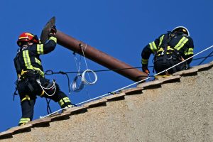 los-bomberos-trabajan-en-la-instalacion-de-la-HEMP23FDBNBMLEVOBM3KGF2NVI.JPG