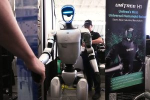 un-robot-de-unitree-saluda-a-un-invitado-de-una-YFYKKJ6WV5FFBHLDEO37GQFKLM.jpg