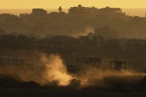 un-tanque-del-ejercito-israeli-maniobra-en-la-MI2RFJ3ALBDGHI2SE2S4V67E7A.jpg