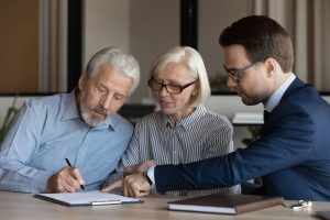 una-pareja-firma-el-contrato-de-leasing-para-7V3DVYS4UVBQHFPLXK7LO7CQ5E.JPG
