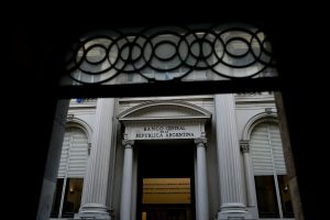 el-banco-central-busca-contener-la-volatilidad-QVRYXOIMOZFERFIRJADXVMC4OM.jpg