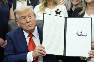 el-presidente-donald-trump-tras-firmar-un-decreto-N3IJDH46G5GXFDQL423QODCNJI.jpg