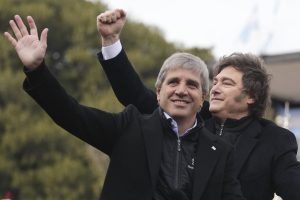 el-presidente-javier-milei-y-el-ministro-de-ZGBGU7QOSZFXXL736R6UB2636A.jpg
