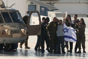 el-exrehen-israeli-nimrod-cohen-saluda-al-X5ZIXKHXSRFSXIXRWB2KLWNAJY.JPG
