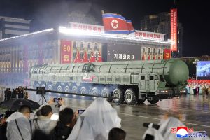 el-paso-del-nuevo-misil-balistico-hwasong-20-7DCNOY32XVCQTGKMFWEHQOSICM.JPG
