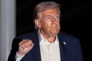 el-presidente-donald-trump-en-el-jardin-sur-de-la-UOQK7YAV4NAXPBQP4CTV6TJLSM.JPG