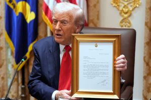 el-presidente-norteamericano-donald-trump-con-la-H7JQ5LLFRFDKNGVW5Q7LH3CTM4.JPG