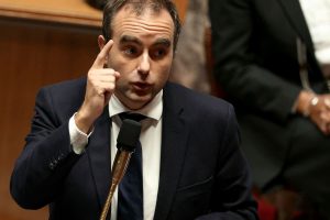 el-primer-ministro-frances-sebastien-lecornu-tras-CXHMTMSA5VDOPFVTHGLCHX5UZU.JPG