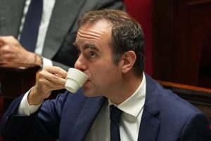 lecornu-toma-un-cafe-mientras-escucha-los-CO46KIEMQVC2BGPD2MWHFKWETQ.JPG