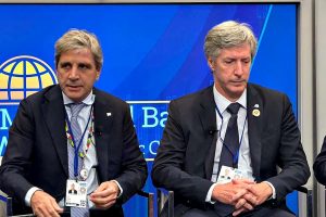 luis-caputo-y-santiago-bausili-en-el-atlantic-AUETGYZTIJBQ5EL5ZSZP3ZAACQ.jpg