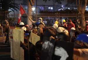 manifestantes-se-parapetan-en-sus-choques-con-la-AAOZ3M43QBCHHNKJHI5FQ2ZA6Y.JPG