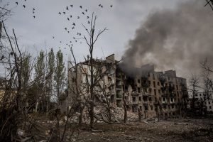ruinas-y-el-humo-en-kostiantynivka-una-ciudad-en-IFBHXKDVTBBXDDRUHYL3WKY464.JPG
