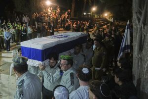 soldados-israelies-cargan-el-ataud-del-capitan-WMDZQ6KB5RHJXBWM2QHJLTOI2U.JPG