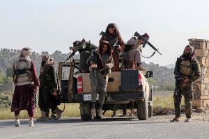 talibanes-patrullan-una-ruta-en-cercanias-de-la-Y36CJAM6NZHSBOLBHV23WFYQVE.jpg