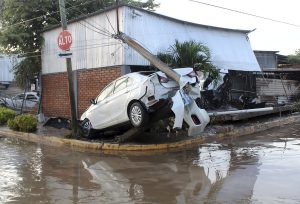 un-automovil-danado-en-una-calle-inundada-por-las-JI2F4HWKI5EK3MAYAF2KCODMUE.JPG