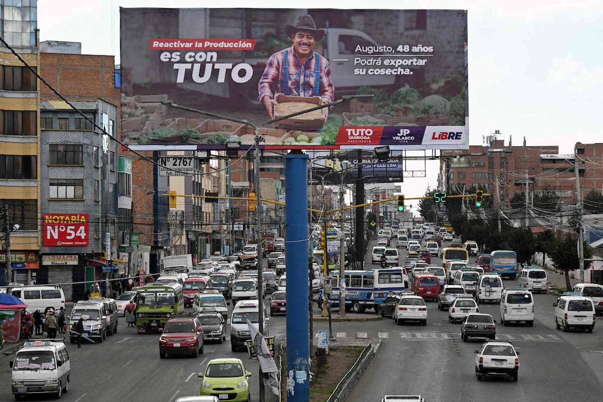un-cartel-de-tuto-quiroga-que-marcha-primero-en-MRWKF3OBEZE35E2FU33GTZR2AA.jpg