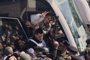 un-liberado-palestino-hace-la-v-de-la-victoria-al-VKTSN6BBUVDZ3IPZI7BRPRXWYE.JPG