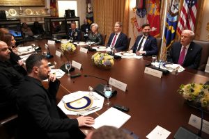 zelensky-conversa-con-trump-en-la-casa-G2DIZTM4YBGBFFQODLYCWV4R3M.jpg
