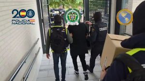 la-policia-espanola-se-lleva-a-un-detenido-en-la-KSPR5EQK2FERFDCNJEB6GPZMUI.JPG