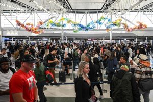 largas-filas-en-el-aeropuerto-george-bush-de-TTXV5G2W5VFO3GQJBQ6PZN4MSA.JPG