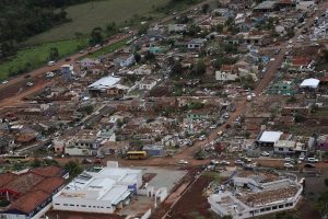 un-tornado-arrasa-con-una-urbanizacion-en-el-DCNIVXWLDFHHLL42CMZB6XCDXY.jpeg