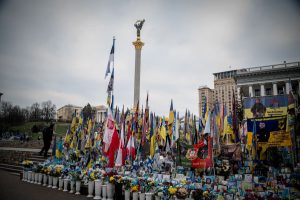 banderas-en-recuerdo-a-los-soldados-caidos-en-YZ6LQ7FMZZHV7FHST7ZX7DPAAM.jpg