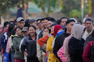electores-hacen-fila-para-emitir-su-voto-en-una-U267PSNVYFATBKOO2CIW6UXVTY.jpg
