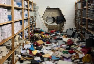 esta-fotografia-muestra-un-gran-agujero-en-una-S62G6YDVVBFTJH73LBSMAENDHE.JPG