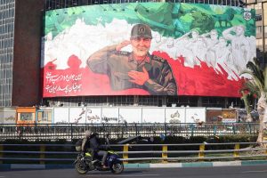 iranies-circulan-en-motocicleta-frente-a-un-JCSI4OWRRJAGXAHCWORSUDCOQY.JPG