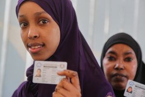 mujeres-muestran-sus-documentos-de-identidad-WLNCNE3KBBB67PHRVJQRIRDR6Q.JPG