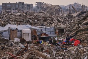 palestinos-permanecen-junto-a-una-carpa-instalada-S65CGVQLIVFT7DG2W5O6PIRM7A.JPG