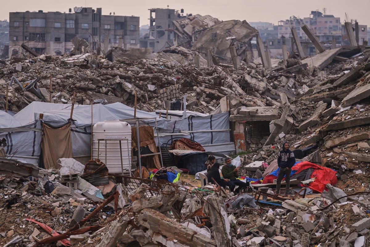 palestinos-permanecen-junto-a-una-carpa-instalada-S65CGVQLIVFT7DG2W5O6PIRM7A.JPG