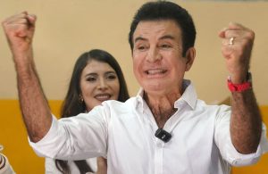 salvador-nasralla-vota-en-tegucigalpa-en-K5NHNR3YNNGPVMXVPCU63YBG7M.JPG