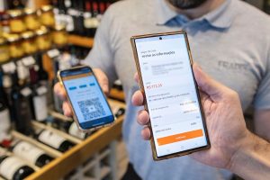 un-telefono-lee-un-codigo-qr-de-pix-para-hacer-un-2RGRHZIKWBFEPNAXFZ4VLFGUNM.jpg
