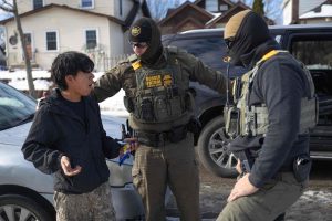 agentes-federales-de-seguridad-detienen-a-una-RUKDAUQZUVCZBKDK45LY4TKUDQ.jpg