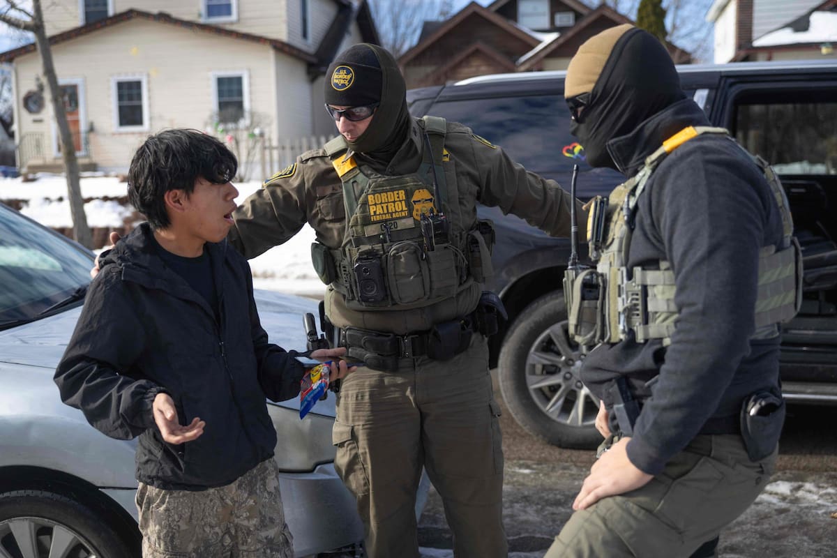 agentes-federales-de-seguridad-detienen-a-una-RUKDAUQZUVCZBKDK45LY4TKUDQ.jpg