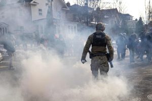 agentes-federales-del-orden-publico-lanzan-gas-BTTBEW6TBRAAPBM5C3OBUMIAEQ.jpg