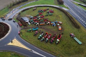 agricultores-se-manifiestan-en-francia-contra-el-334CEB723ZAC3MLPS45UOKIPJM.jpg