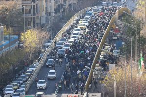 archivo-manifestantes-marchan-sobre-un-puente-en-Q5WOXNM5RRBXJGRB3UMIZSLLRA.jpg
