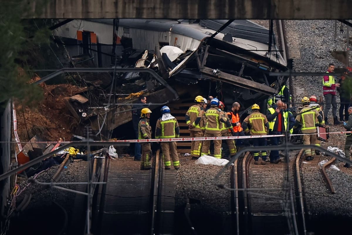 bomberos-inspeccionan-del-tren-accidentado-en-NWUWRC2RW5EJVHG57PYVYLCSLQ.JPG