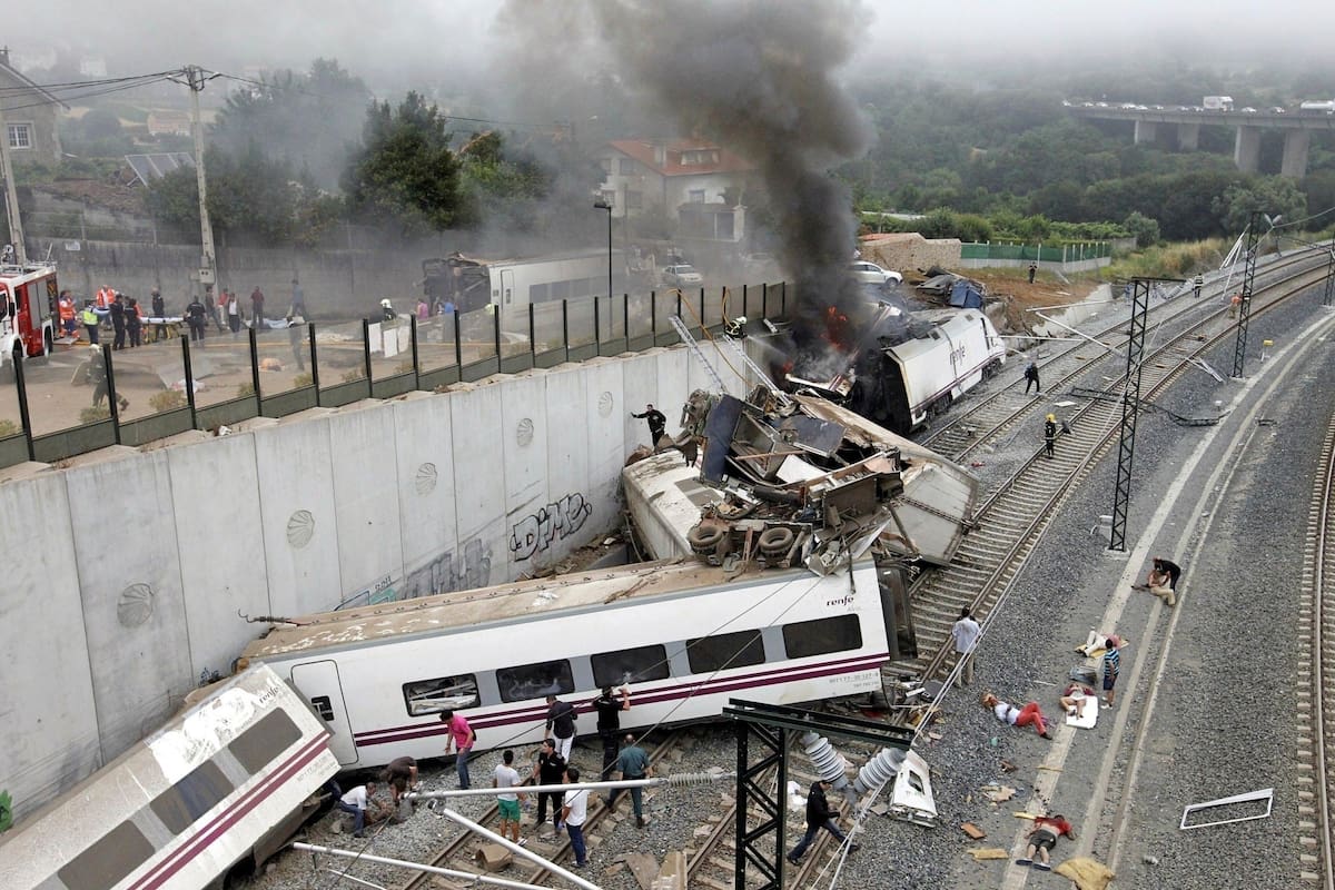choque-de-trenes-en-espana-imagenes-y-videos-de-3SBJLXPQYRHJRCRYUTHCJMG2IE.jpg