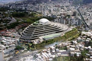 desde-lo-alto-la-mole-de-hormigon-se-muestra-como-NP5JK7GIGBCIPPSAF2DETRIOWI.jpg